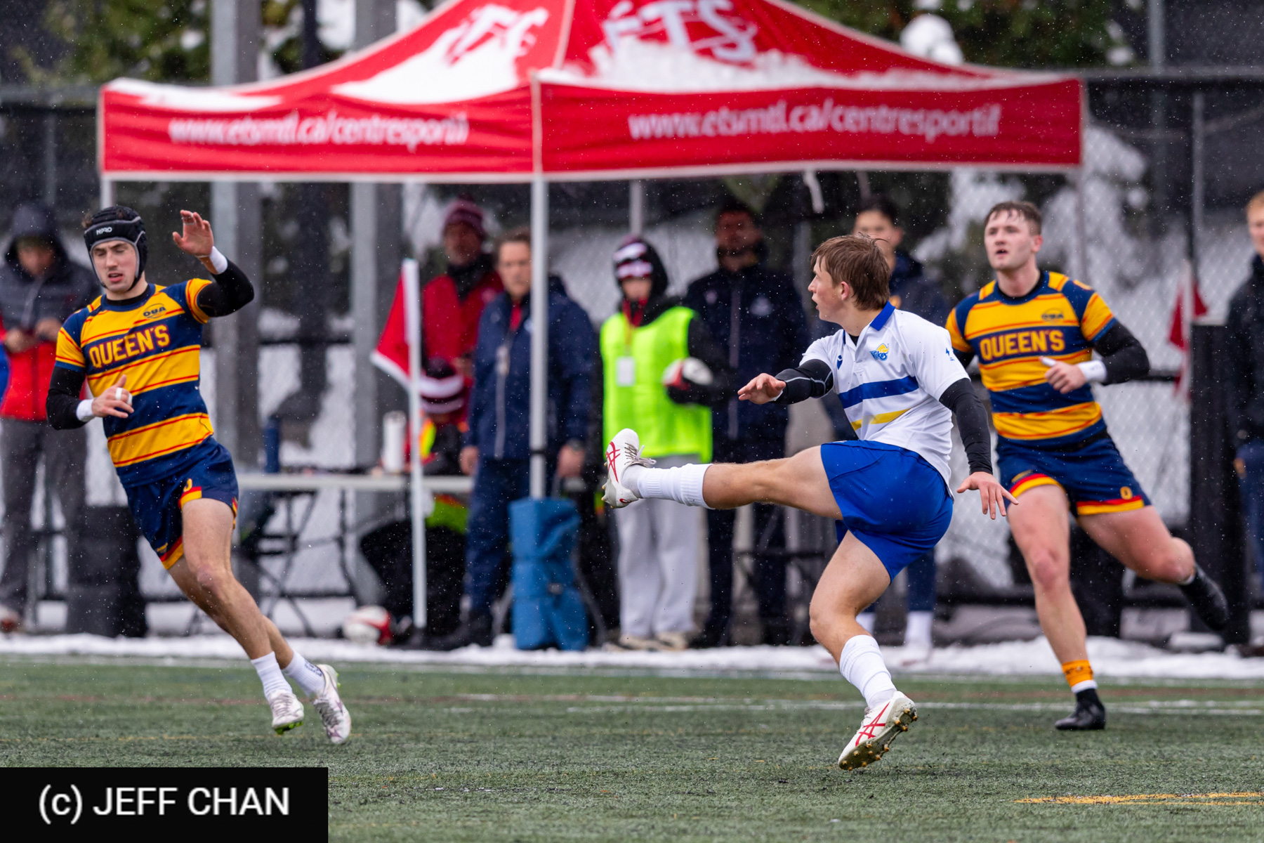 Trekker JAMES -  Queen's University - University of Victoria - Rugby - CANUMENS 2025 - Queen's University vs University of Victoria - Game#1 by Jeff Chan (#CANUMENS2581) Photo by: Jeff Chan | Siuxy Sports 2025-11-12