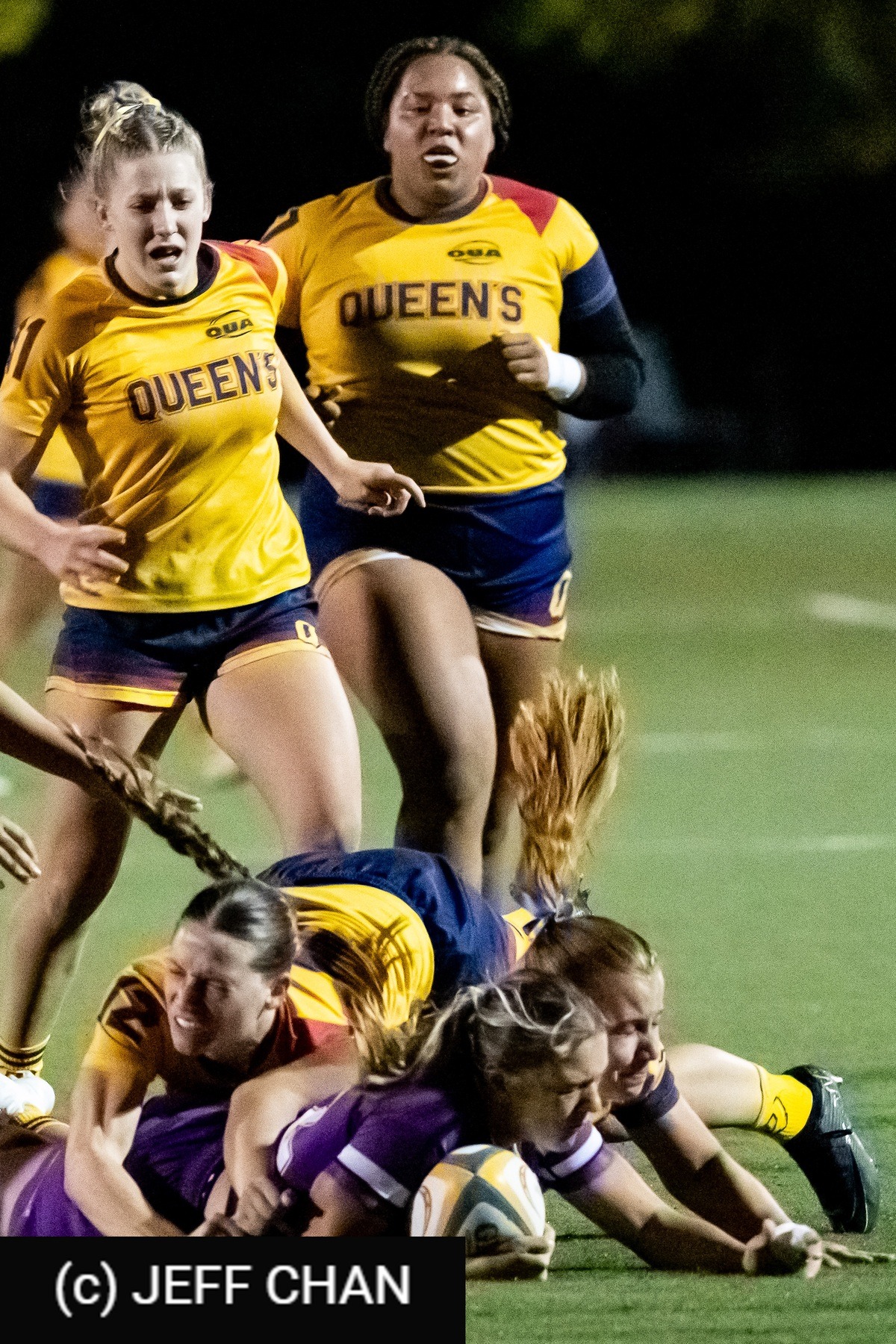  Queen's University - University of Western Ontario - Rugby - OUA 2024 Queen's (W) vs Western (#OUW24QWWE10) Photo by: Jeff Chan | Siuxy Sports 2024-10-18