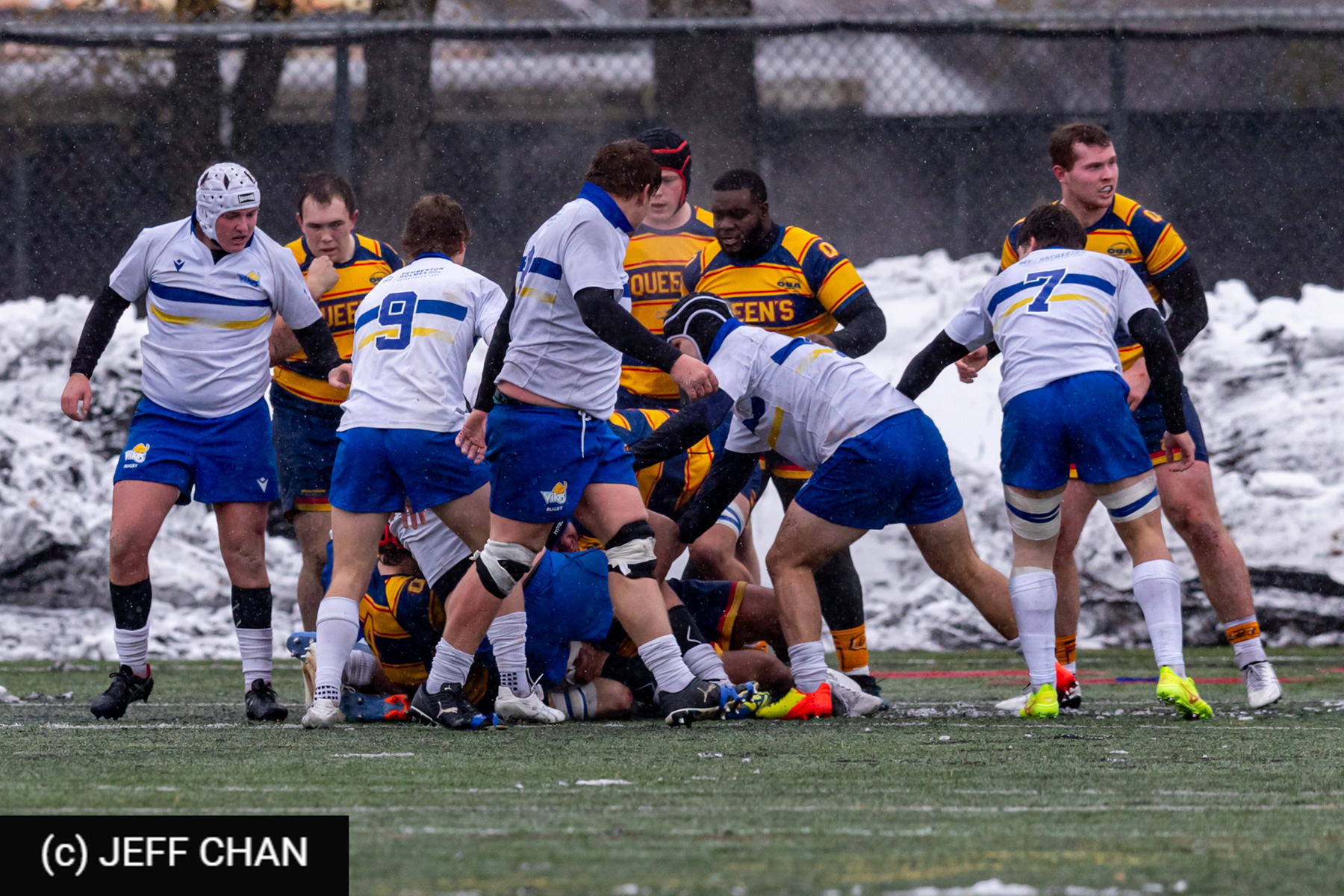 Coen QUINN -  Queen's University - University of Victoria - Rugby - CANUMENS 2025 - Queen's University vs University of Victoria - Game#1 by Jeff Chan (#CANUMENS2581) Photo by: Jeff Chan | Siuxy Sports 2025-11-12