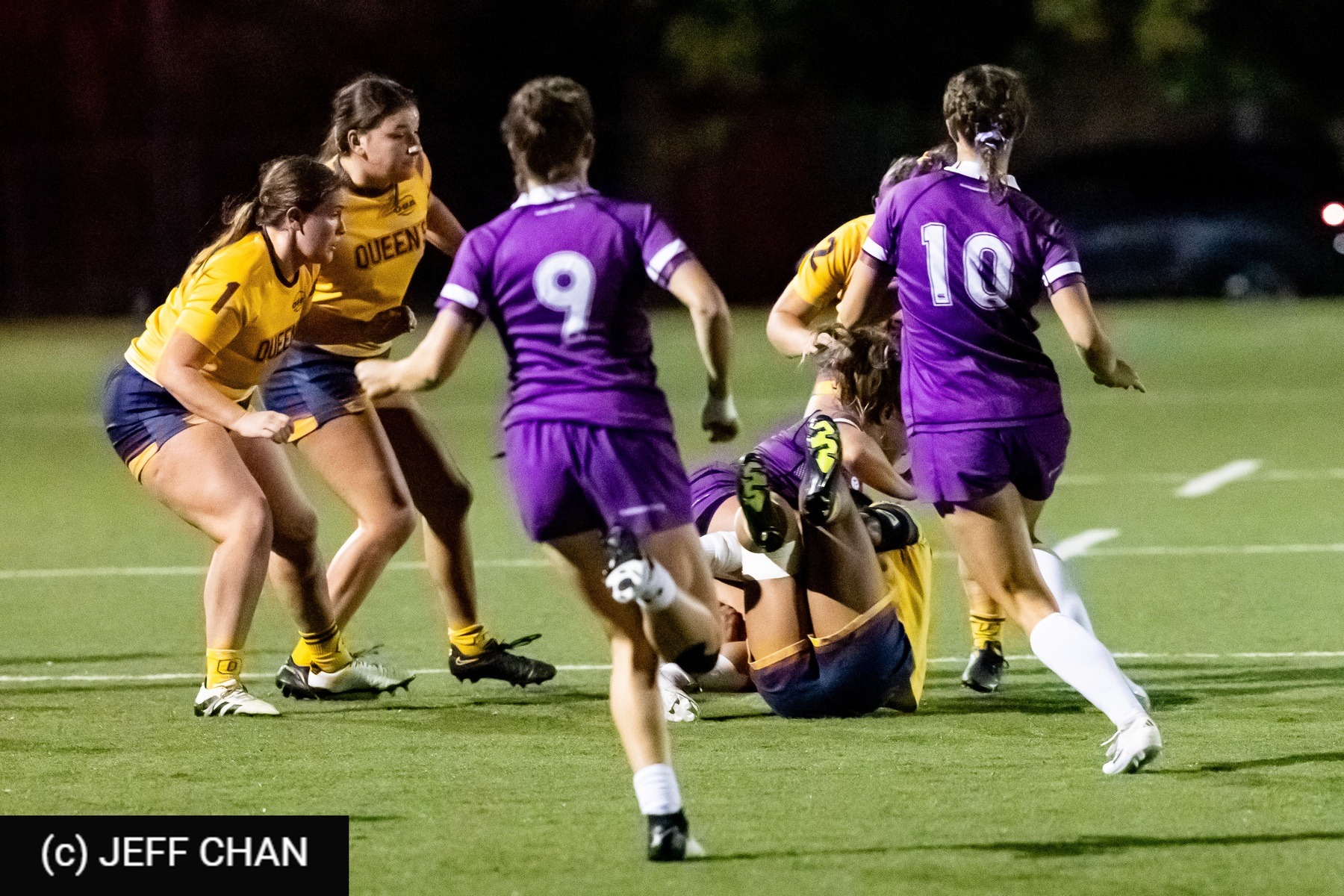  Queen's University - University of Western Ontario - Rugby - OUA 2024 Queen's (W) vs Western (#OUW24QWWE10) Photo by: Jeff Chan | Siuxy Sports 2024-10-18
