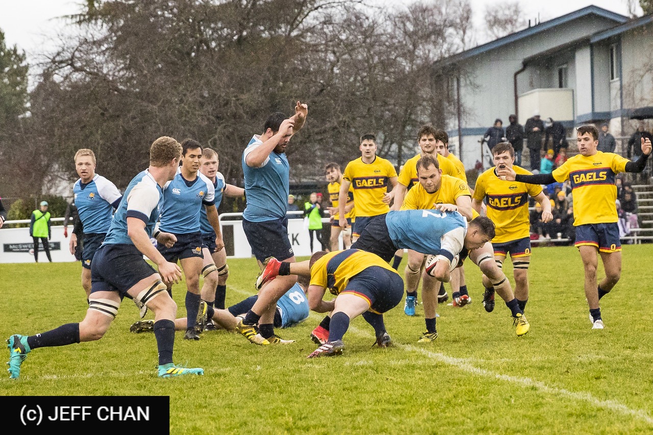 Gradyn BOWD - Alex PIPCHUK - Crosby STEWART -  Queen's University - University of Victoria - Rugby - CANUMENS 2018 - Queen's U vs U Victoria by Jeff Chan (#CANUMENS1804) Photo by: Jeff Chan | Siuxy Sports 2018-11-22
