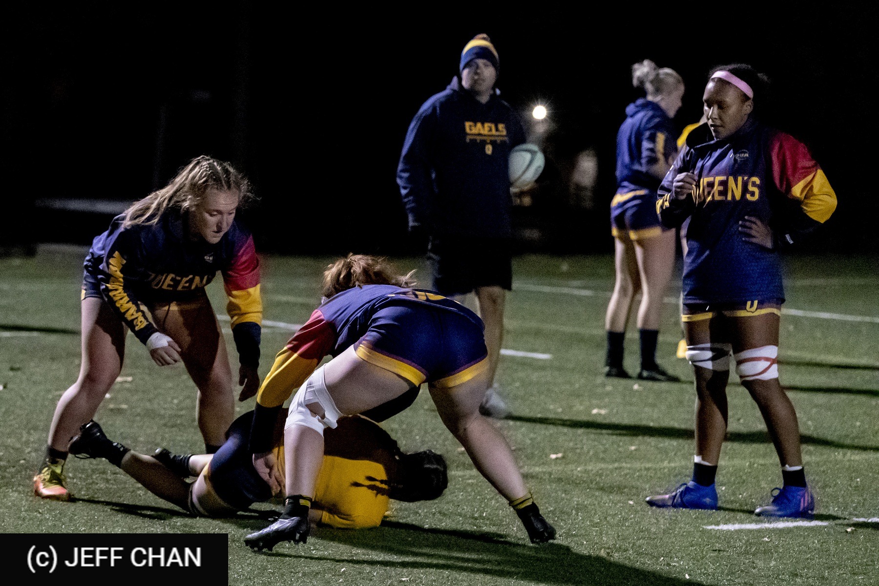  Queen's University - University of Guelph - Rugby - OUA 2022 Queen's (W) vs Guelph Champions (#OUW22QWGU10) Photo by: Jeff Chan | Siuxy Sports 2022-10-28
