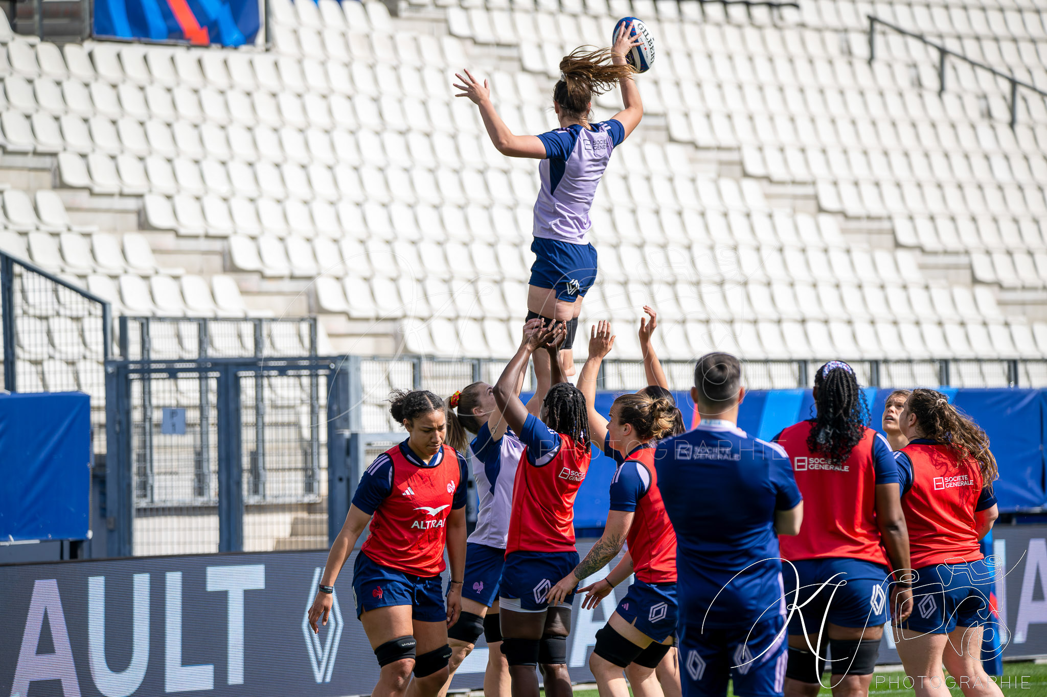  Équipe feminin de France de rugby à XV -  - Rugby - FFR 2026 - Équipe féminin de France de Rugby - Captain Run - Stade des Alpes (#FFR26EFRXVC04) Photo by: Karine Valentin | Siuxy Sports 2026-04-10