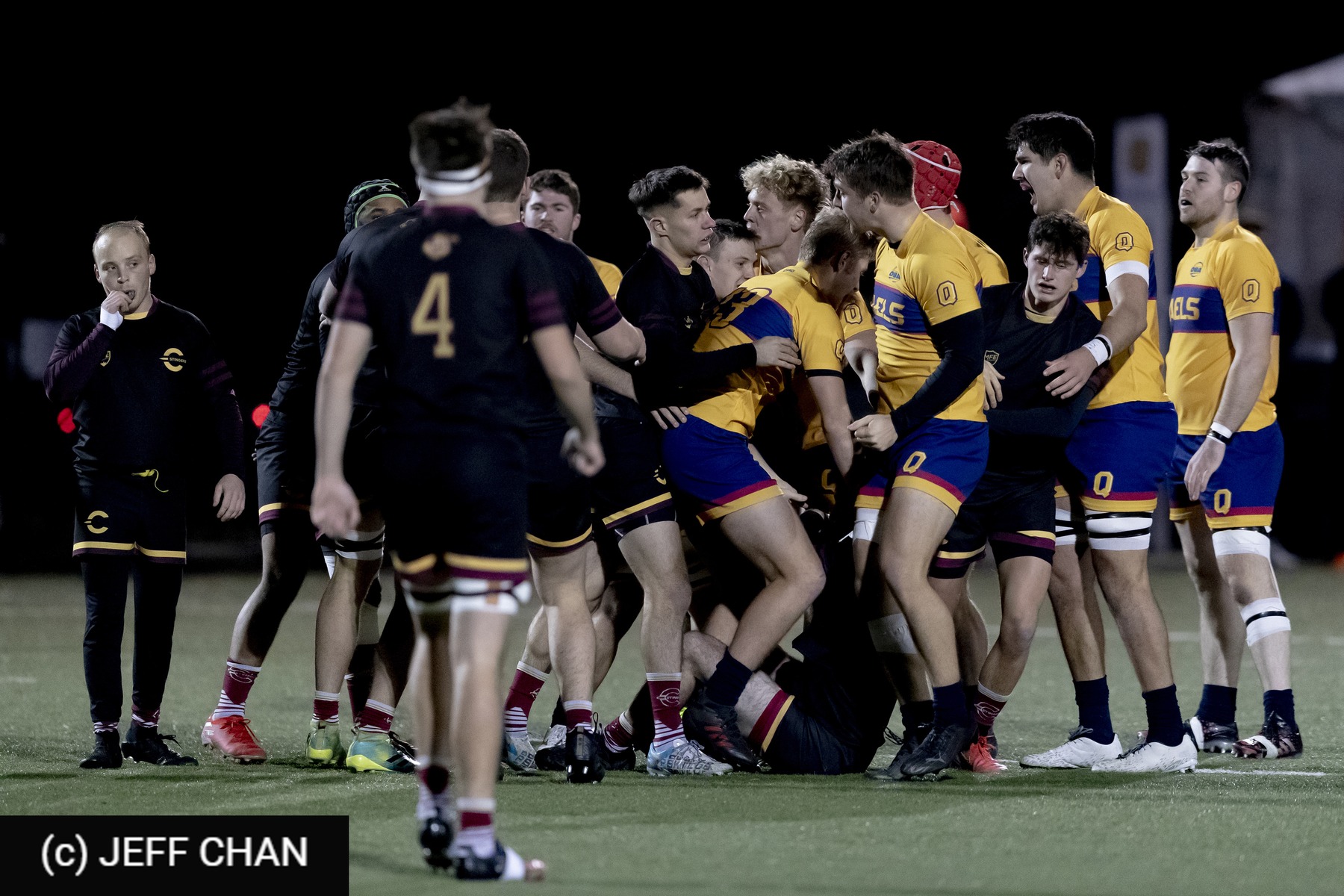 Stanislas BLAZKOWSKI - Justin SAVOIE-DAVIES -  Queen's University - Université Concordia - Rugby - CANUMENS 2021 - Queen's U vs Concordia U - by Jeff Chan (#CANUMENS2104) Photo by: Jeff Chan | Siuxy Sports 2021-11-24