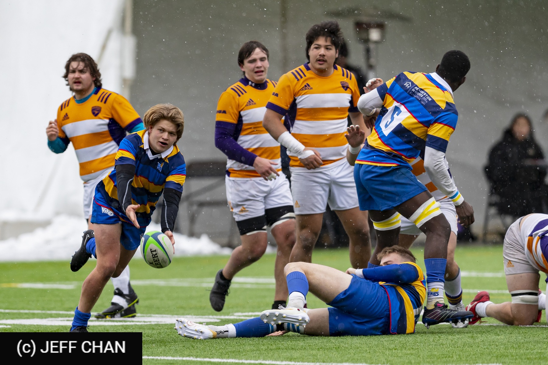 Chris GAMAGE - Dylan Di GIROLAMO -  University of Victoria - Wilfrid Laurier University - Rugby - CANUMENS 2022 - U Victoria vs W Laurier U -  by Jeff Chan (#CANUMENS2208) Photo by: Jeff Chan | Siuxy Sports 2022-12-02