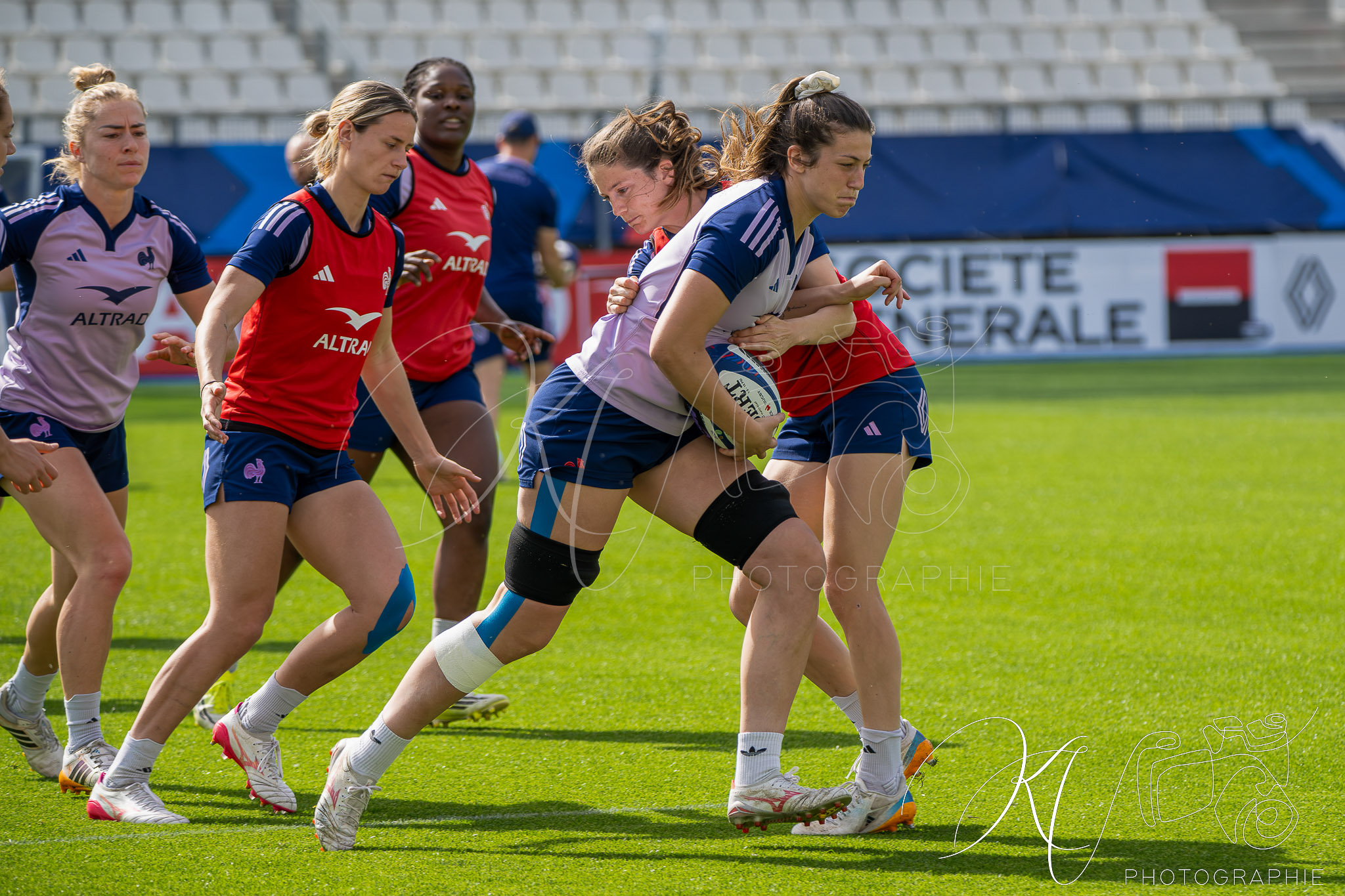 Yllana BROSSEAU - Joanna GRISEZ -  Équipe feminin de France de rugby à XV -  - Rugby - FFR 2026 - Équipe féminin de France de Rugby - Captain Run - Stade des Alpes (#FFR26EFRXVC04) Photo by: Karine Valentin | Siuxy Sports 2026-04-10
