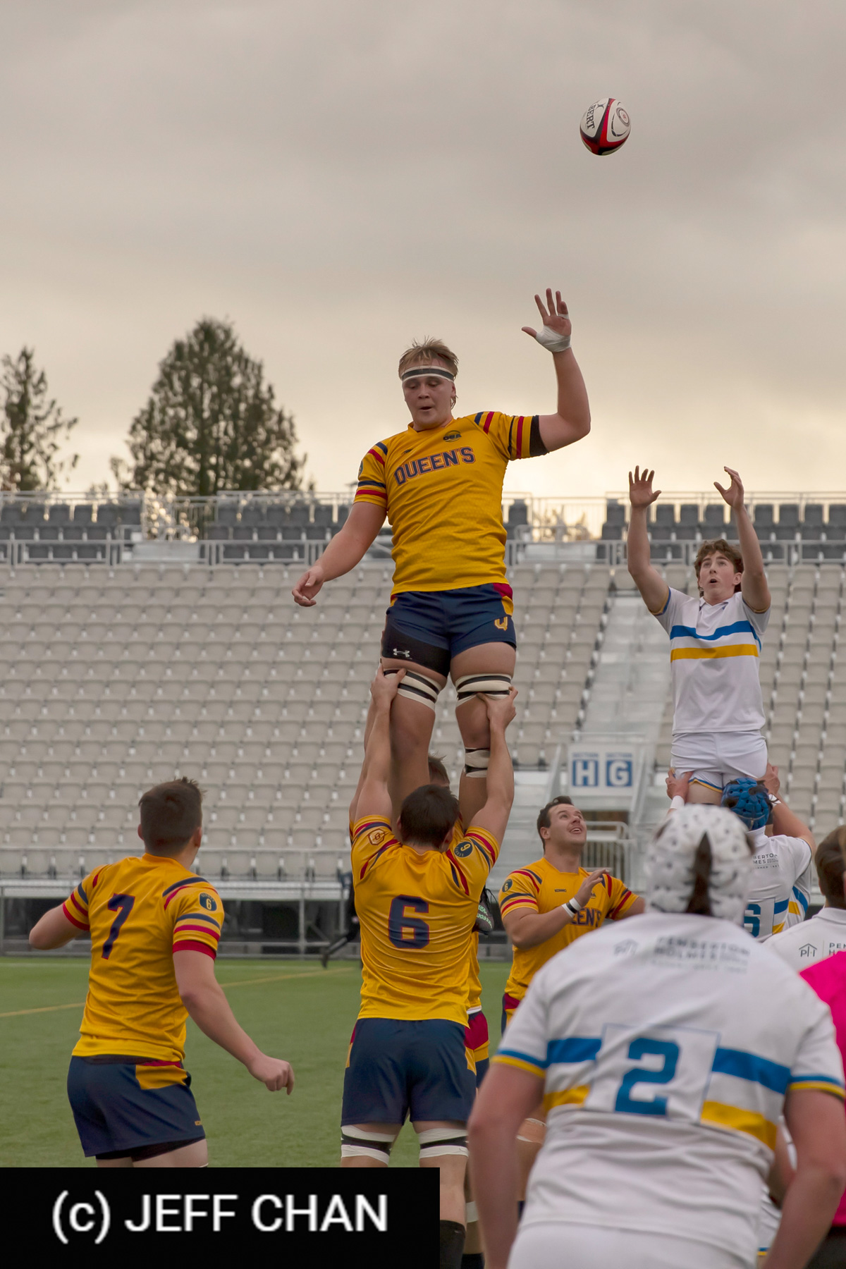 Connor HAY - Jaxson JONES -  Queen's University - University of Victoria - Rugby - CANUMENS 2023 - Quarter final - Queen's vs UVic by Jeff Chan (#CANUMENS2301) Photo by: Jeff Chan | Siuxy Sports 2023-11-15