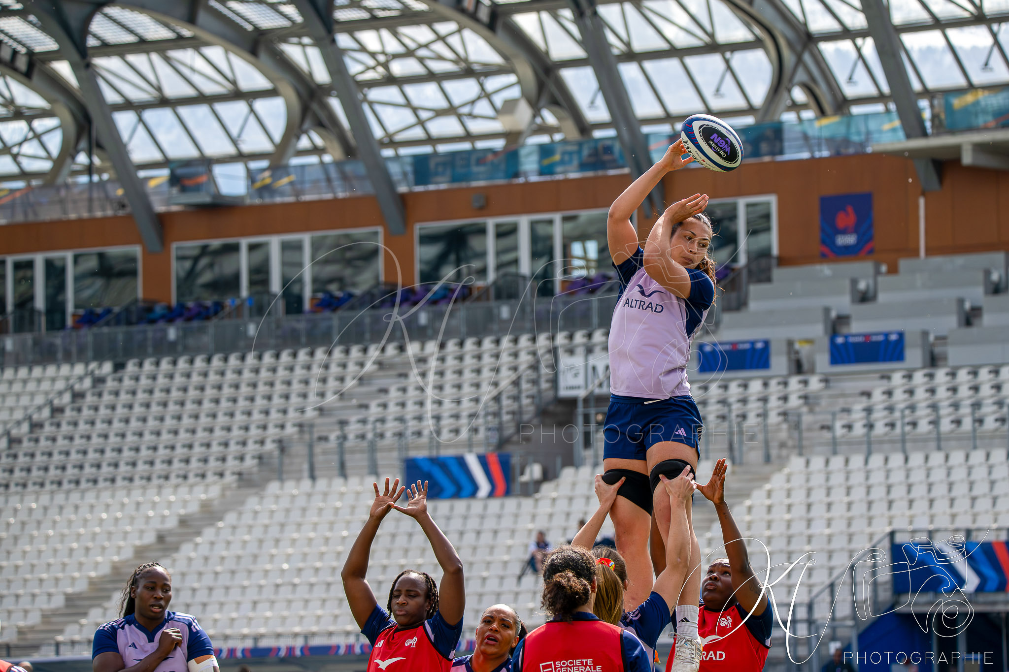 Yllana BROSSEAU - Khoudedia CISSOKHO - Manaé FELEU -  Équipe feminin de France de rugby à XV -  - Rugby - FFR 2026 - Équipe féminin de France de Rugby - Captain Run - Stade des Alpes (#FFR26EFRXVC04) Photo by: Karine Valentin | Siuxy Sports 2026-04-10