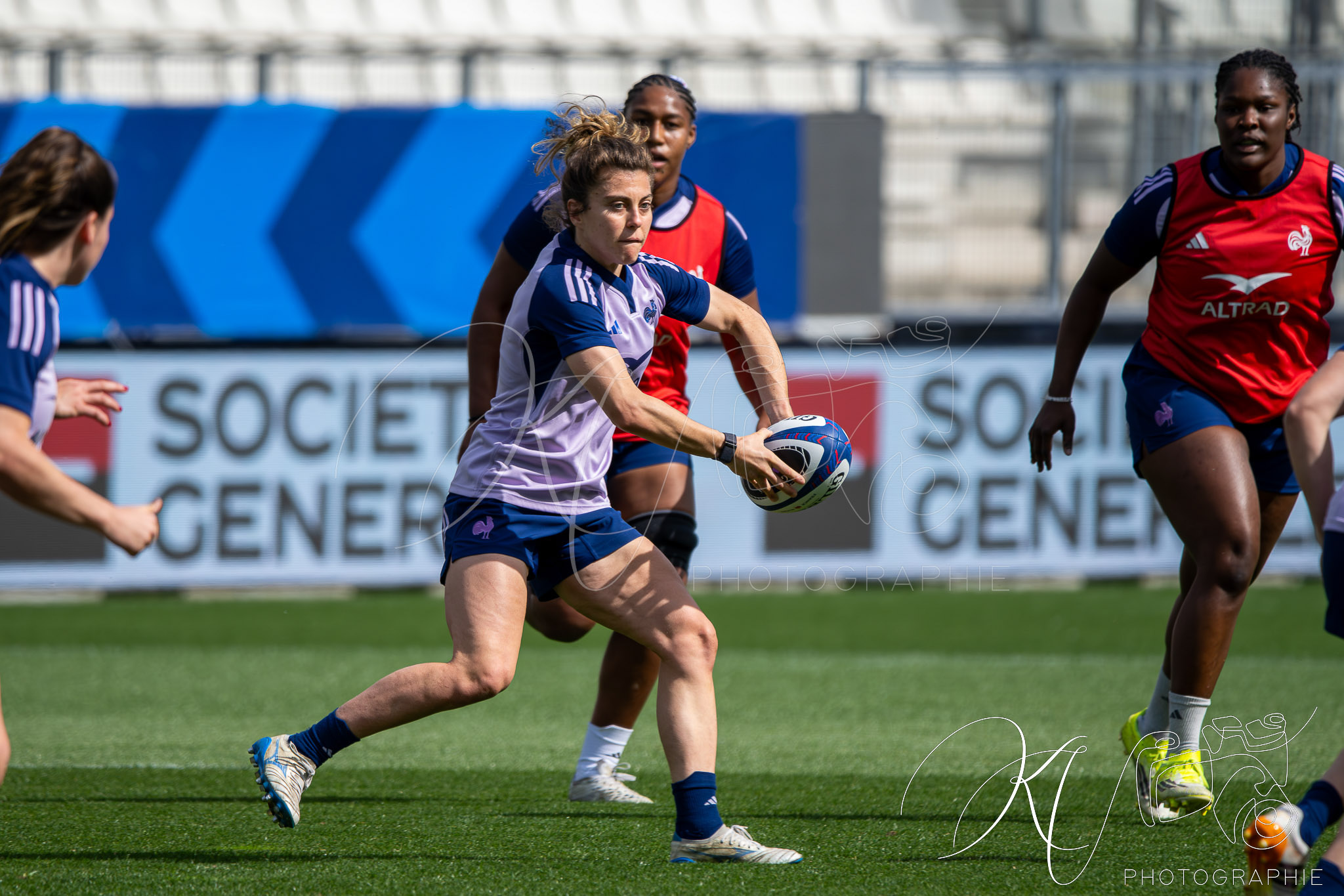 Carla ARBEZ - Yllana BROSSEAU - Cloé CORREA -  Équipe feminin de France de rugby à XV -  - Rugby - FFR 2026 - Équipe féminin de France de Rugby - Captain Run - Stade des Alpes (#FFR26EFRXVC04) Photo by: Karine Valentin | Siuxy Sports 2026-04-10