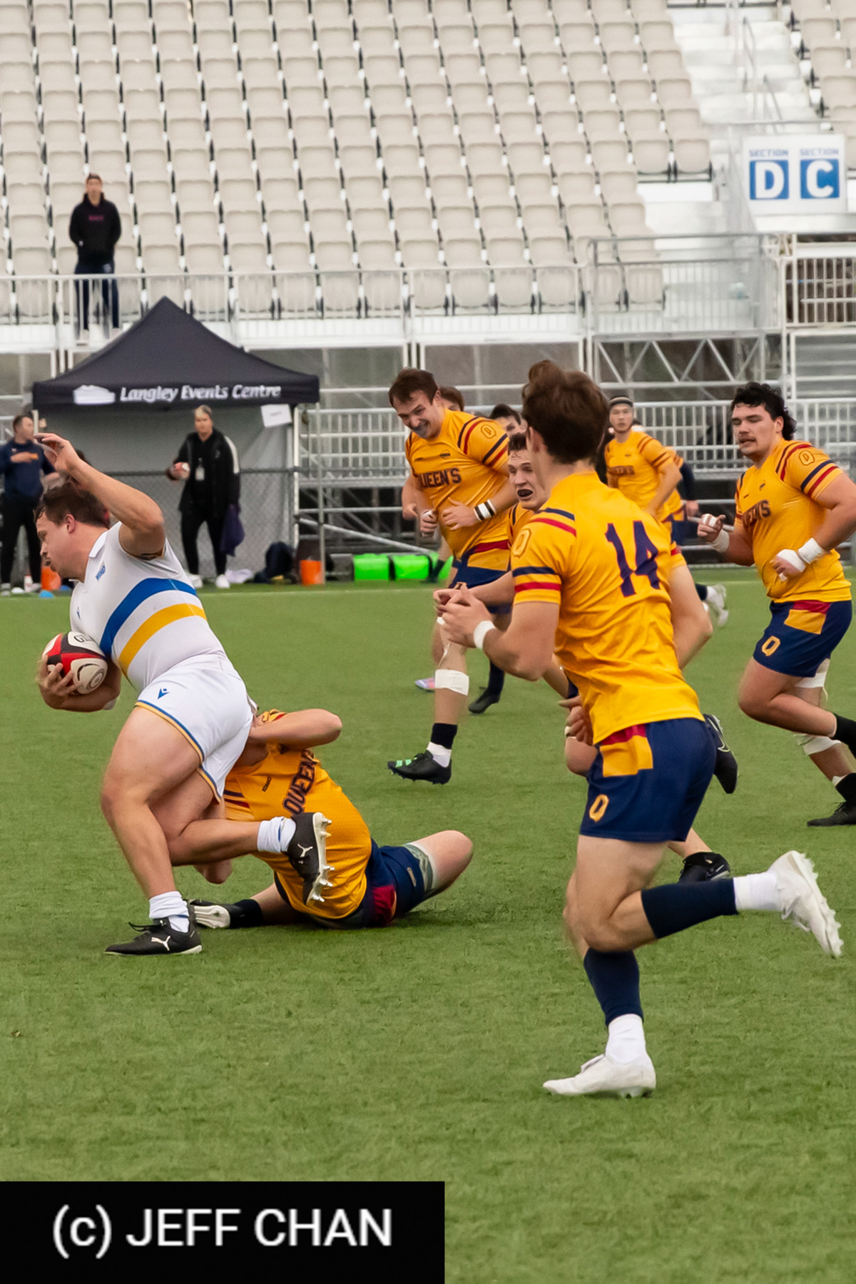 Alex PIPCHUK - Daniel SVOBODA -  Queen's University - University of Victoria - Rugby - CANUMENS 2023 - Quarter final - Queen's vs UVic by Jeff Chan (#CANUMENS2301) Photo by: Jeff Chan | Siuxy Sports 2023-11-15