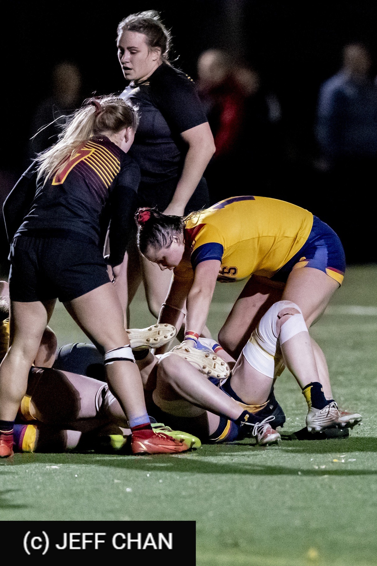  Queen's University - University of Guelph - Rugby - OUA 2022 Queen's (W) vs Guelph Champions (#OUW22QWGU10) Photo by: Jeff Chan | Siuxy Sports 2022-10-28