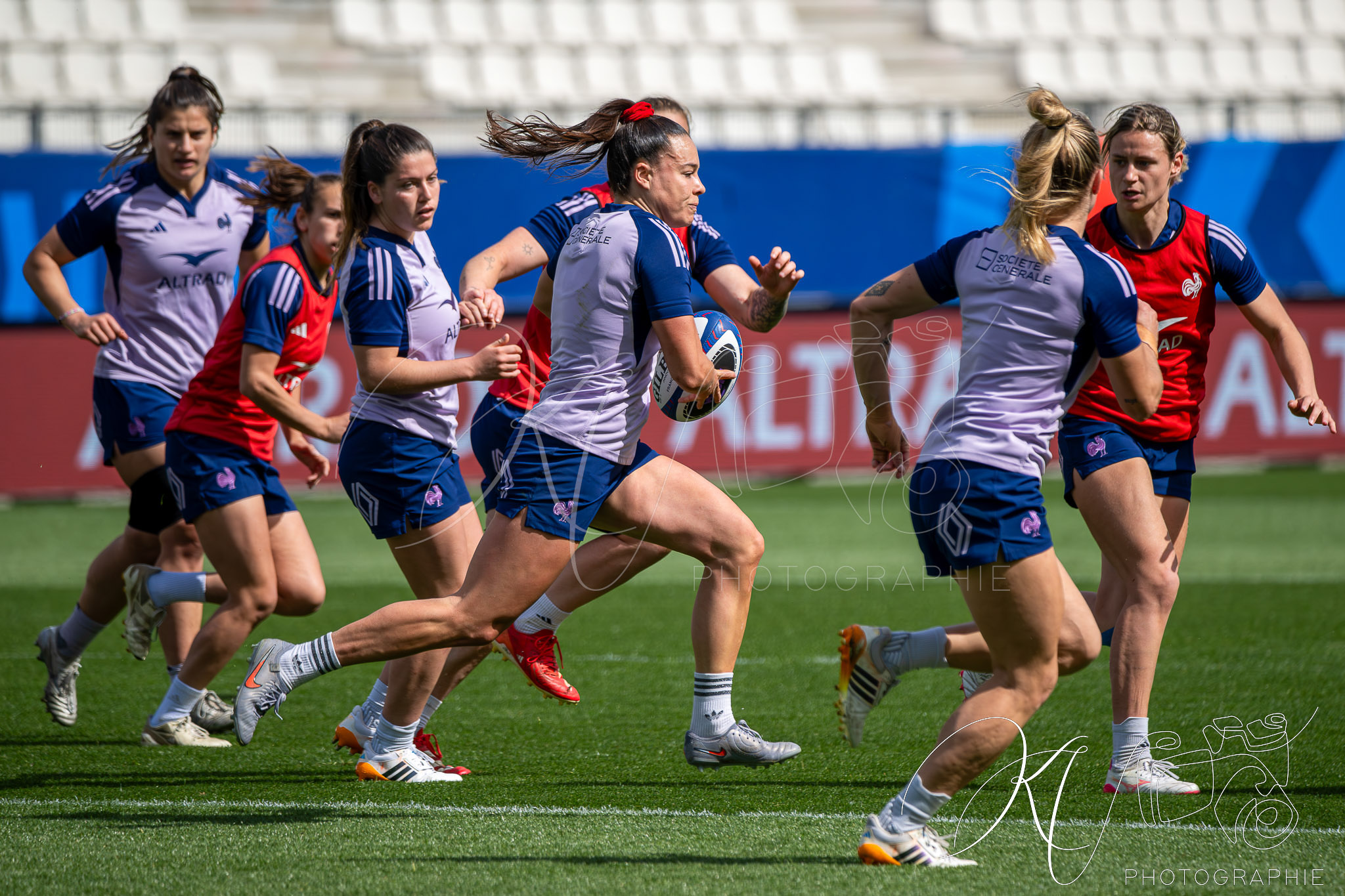  Équipe feminin de France de rugby à XV -  - Rugby - FFR 2026 - Équipe féminin de France de Rugby - Captain Run - Stade des Alpes (#FFR26EFRXVC04) Photo by: Karine Valentin | Siuxy Sports 2026-04-10